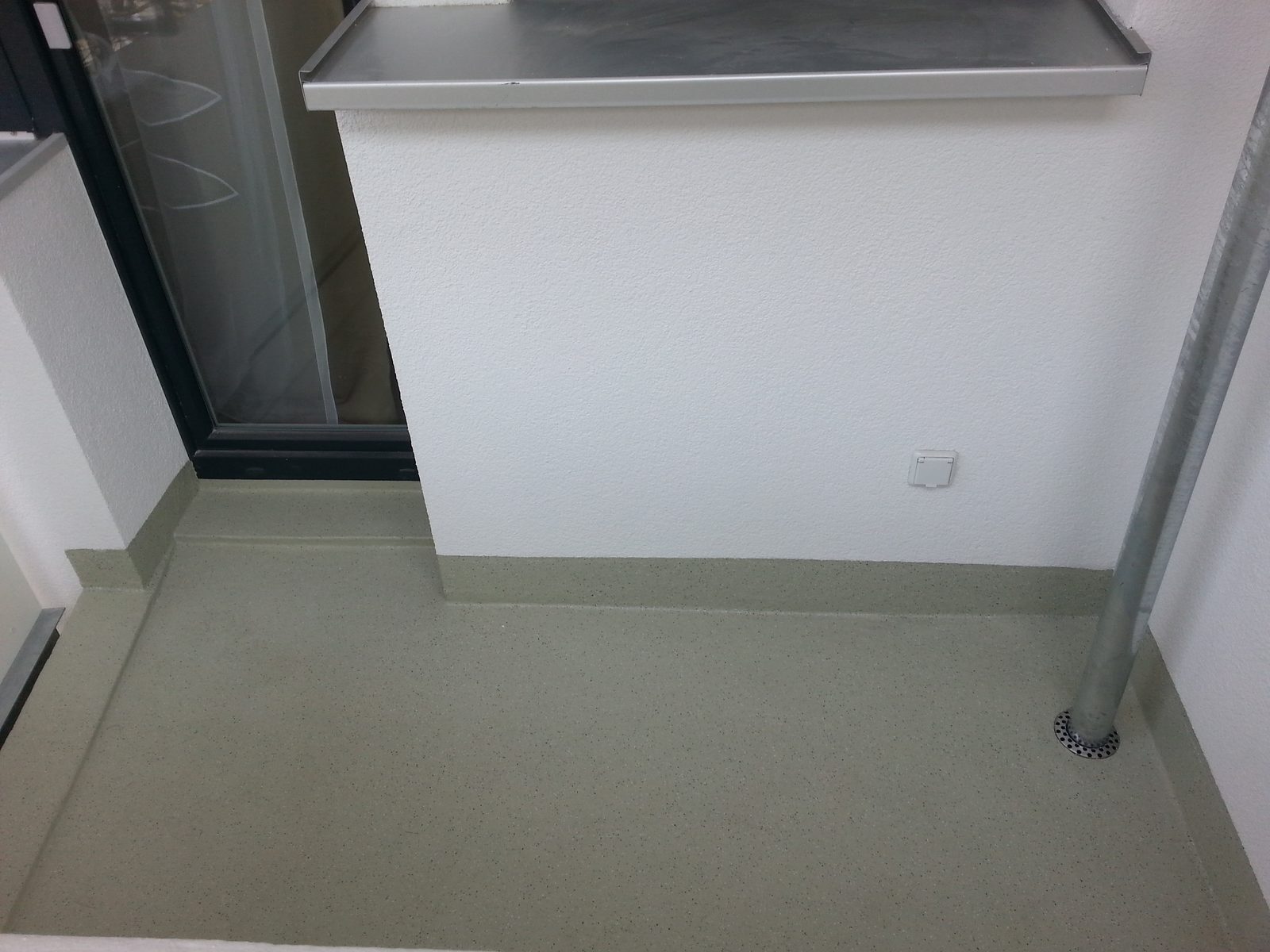 Sanierter und abgedichteter Balkon mit fugenloser Beschichtung, ausgeführt von Betoplan Dachbau in Berlin