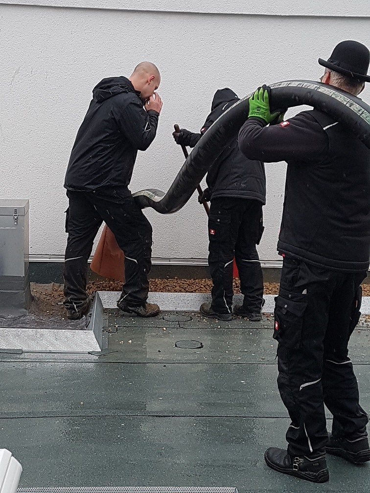 Drei Betoplan-Dachdecker verlegen Substrat auf einem Flachdach