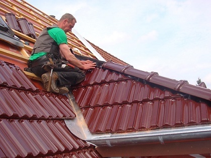 Dachdecker der Betoplan Dachbau bei der Arbeit auf einem Berliner Dach